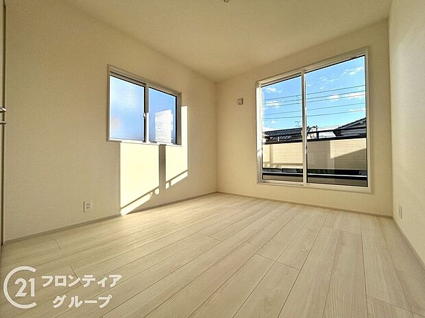 こちらのお部屋はバルコニーに面しており、日当たり、通風ともに良好です！お布団などもサッと干せて便利ですね！