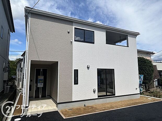 外壁は、汚れにくくメンテナンスのしやすいサイディング材を採用！色あせや日焼けが目立ちにくく、メンテナンス費用も軽減できます。また、ひび割れや破損に強いので安心してお住まいして頂けますね。