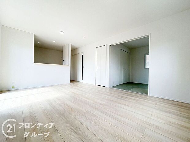 LDKには大きな窓からたくさんの光が入り、明るく、開放的な空間を演出してくれます。お友達が遊びに来た時も自慢のリビングになりますね！