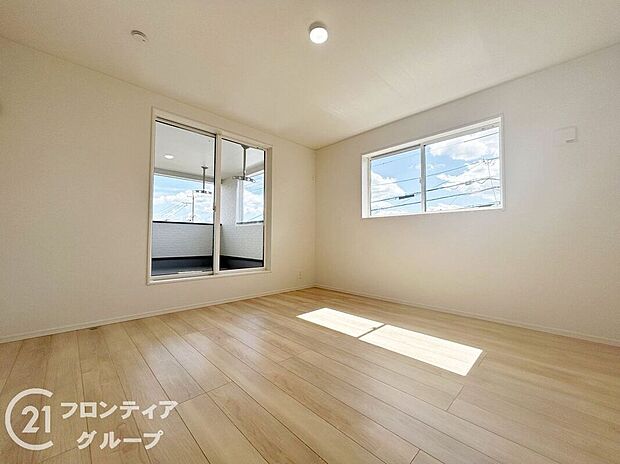 心地よい広さと穏やかな雰囲気が特徴の寝室。プライベートな時間を大切にできる設計で、ベッドや収納のレイアウトも自由自在。光と風を取り込み、季節を通して快適な睡眠環境を提供します。