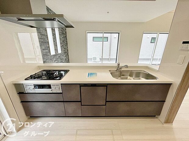 オールインワン浄水器栓を採用しており、場所を取らない浄水器！いつでもおいしいお水でお料理することができますね！また、食器洗い乾燥機付で奥様の家事を軽減できます