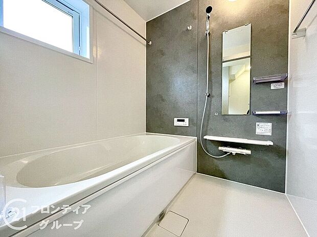 無駄を無くした新形状でしっかり節水。くつろぎの入り心地を実現した『らくエコ浴槽』を採用！床はクリーン床を採用しており、お風呂掃除が楽に行えます。