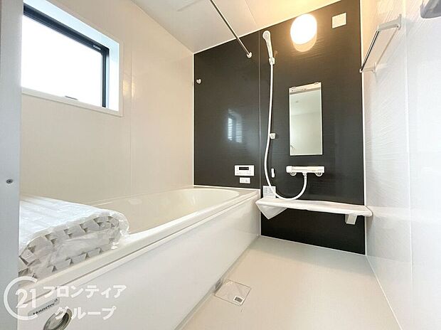 浴槽は環境にやさしい節水タイプを採用。浴槽内ステップで半身浴や親子入浴も楽しめるので、毎日のバスタイムをエコで素敵に演出してくれる小窓付きの浴室です