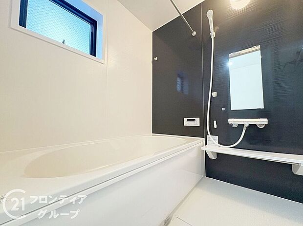 家族での使用にも対応できる、ゆったりとしたサイズのバスルーム。日々の疲れを癒す空間として、デザイン性と機能性を両立。毎日が楽しくなるバスタイムを演出します。