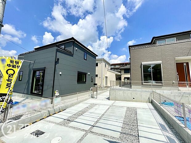 外壁にサイディング材を使用したおしゃれな外観。色柄バリエーションが豊富なため、住まいの表情を豊かに表現してくれます。また、雨で汚れを落としてくれるので、綺麗な外観が長続きします！