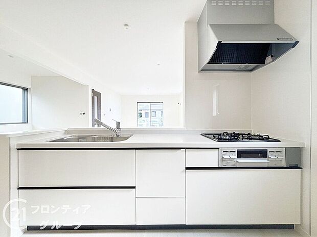 モダンなデザインが特徴のキッチンは、広々としたカウンターと豊富な収納スペースが魅力。毎日の料理が楽しくなるような機能的な空間で、使いやすさと清潔感を兼ね備えています。掃除もしやすく、常に快適です。