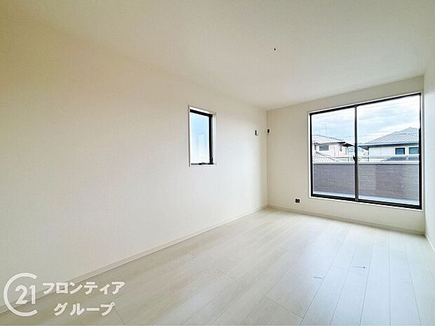 ゆったりとした広さの寝室は、落ち着いた内装が魅力。窓からはやわらかな光が差し込み、心地よい朝を迎えられます。プライベートな時間をしっかり確保できる癒しの空間が整っており、安らぎのひとときを提供します。