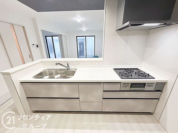 高性能でお手入れ簡単仕様のキッチンです！使い勝手にこだわった収納スペースが沢山あり作業スペースが広々使えます！