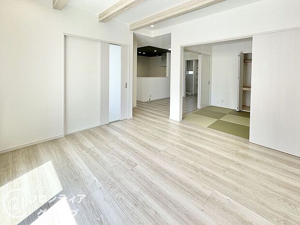 リビングは来客対応やテレワーク、家族の団らんなど、多様なシーンに対応する設計。窓辺に観葉植物を置いたり、ラグやソファで雰囲気を変えるなど、アレンジが楽しめます。自然光がやさしく包むくつろぎの空間です。