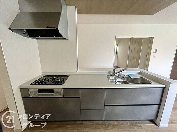 お手入れが楽に行える換気扇やステンレスワークトップは毎日お料理する奥様の味方！