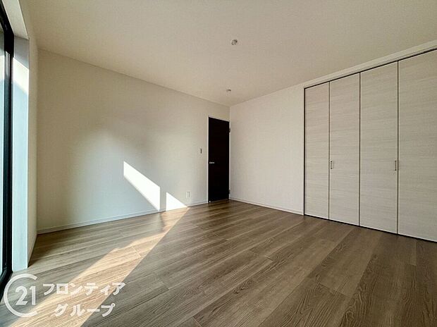 室内はシンプルな仕様となっており、それぞれの好みに合わせたインテリアで、趣味に合わせてレイアウトしやすくなっております。