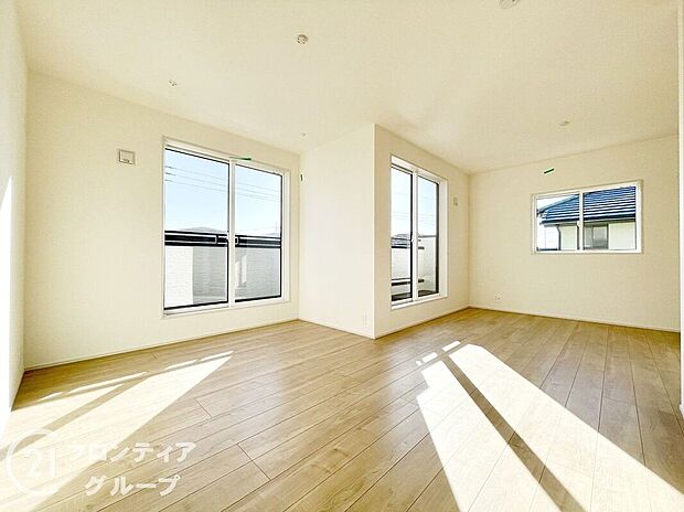 こちらのお部屋はバルコニーに面しており、日当たり、通風ともに良好です！お布団などもサッと干せて便利ですね！