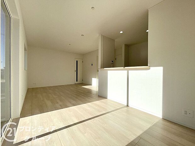 フローリングは、日常生活で床材の受ける様々な傷や、温度・湿度変化によるひび割れの発生を大幅に抑える特殊加工を施工済みです！