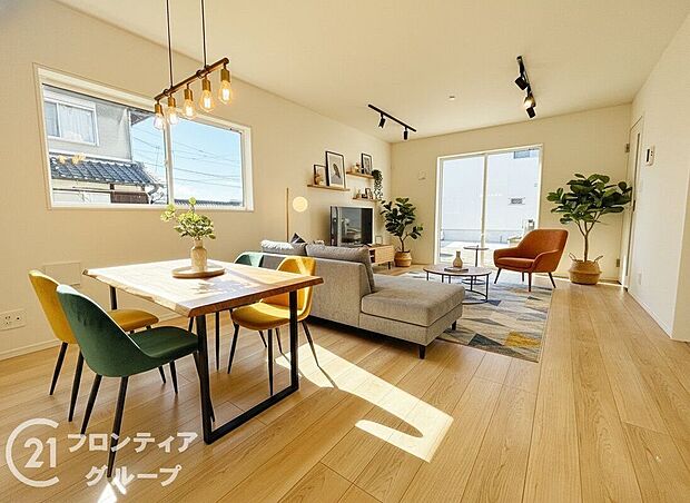 【家具入りイメージ画像】フローリングは、日常生活で床材の受ける様々な傷や、温度・湿度変化によるひび割れの発生を大幅に抑える特殊加工を施工済みです!