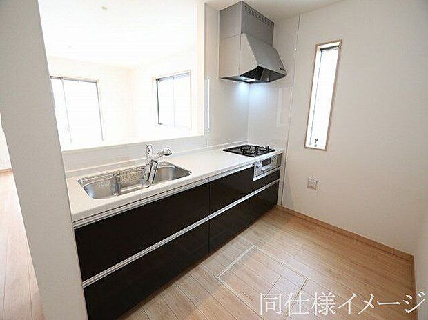 ＼同仕様写真／高性能でお手入れ簡単仕様のキッチンです！使い勝手にこだわった収納スペースが沢山あり作業スペースが広々使えます！
