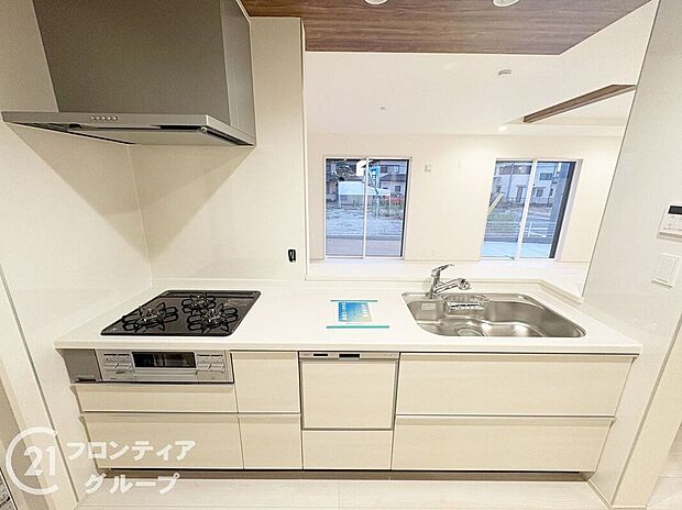 オールインワン浄水器栓を採用しており、場所を取らない浄水器！いつでもおいしいお水でお料理することができますね！また、食器洗い乾燥機付で奥様の家事を軽減できます