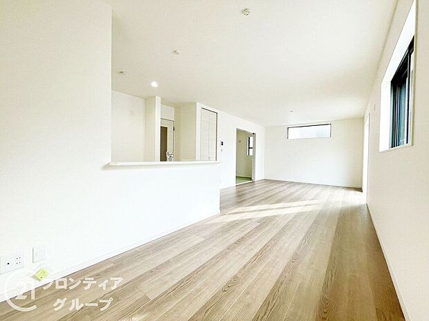 LDKには大きな窓からたくさんの光が入り、明るく、開放的な空間を演出してくれます。お友達が遊びに来た時も自慢のリビングになりますね！