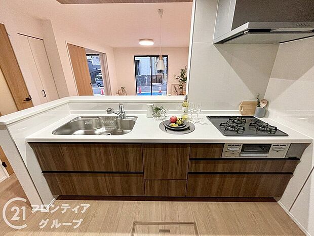 高性能でお手入れ簡単仕様のキッチンです！使い勝手にこだわった収納スペースが沢山あり作業スペースが広々使えます！