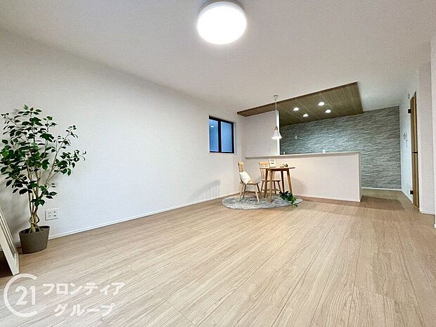 高耐久でコストパフォーマンスに優れたフローリングを採用したリビングです！擦り傷やへこみ傷に強く、ワックスフリーでお手入れも簡単