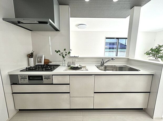 高性能でお手入れ簡単仕様のキッチンです！使い勝手にこだわった収納スペースが沢山あり作業スペースが広々使えます！