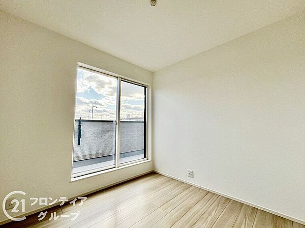 クローゼット付きの洋室は、収納スペースが豊富で部屋全体がすっきりと片付きやすいのが特徴です。衣類や荷物を整理しやすく、生活感を抑えた洗練された空間を保てます。