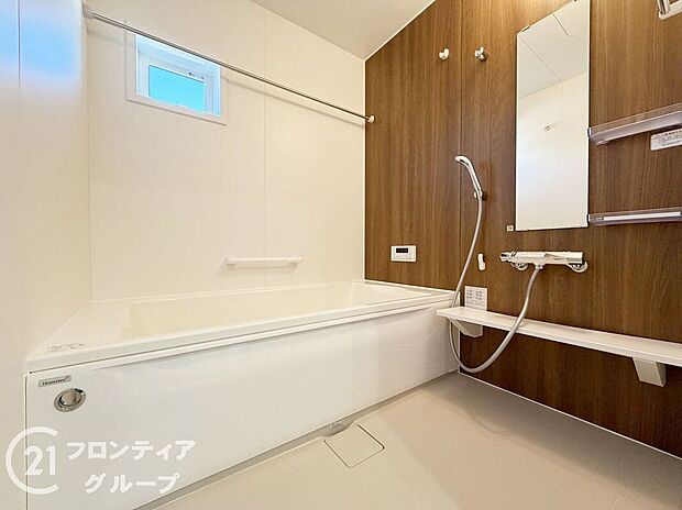 心地よいバスタイムを楽しめる、広々としたバスルームです。快適な空間で、日々の疲れを癒す贅沢な時間を提供します。