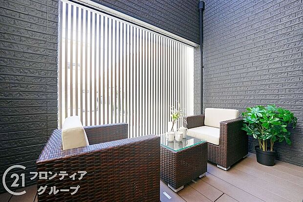 【施工例/デッキスペース】第二のリビングとして使える、開放感あふれるウッドデッキ。生活スタイルに合わせて様々な用途でご使用いただけます。