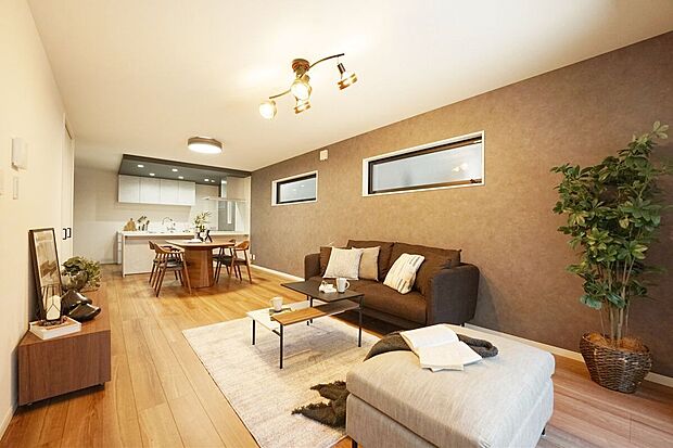 【施工例／リビング】リビングは、落ち着いた色合いのフローリングが特徴です。家族の時間を大切にする理想的な空間です。