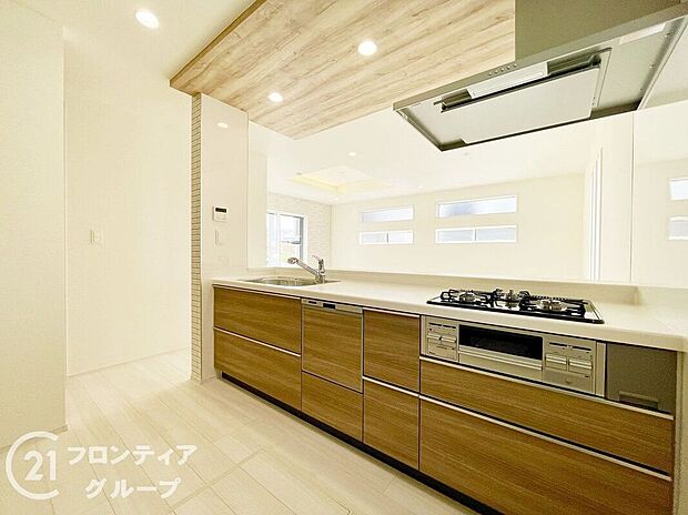 オールインワン浄水器栓を採用しており、場所を取らない浄水器!いつでもおいしいお水でお料理することができますね!また、食器洗い乾燥機付で奥様の家事を軽減できます