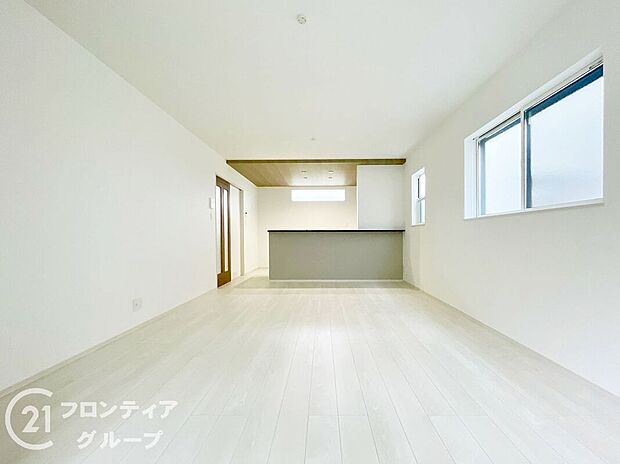 シンプルで美しいデザインのリビングは、お好みのインテリアにコーディネイトしやすく、家族がやすらぐ癒しの空間が作れますね。
