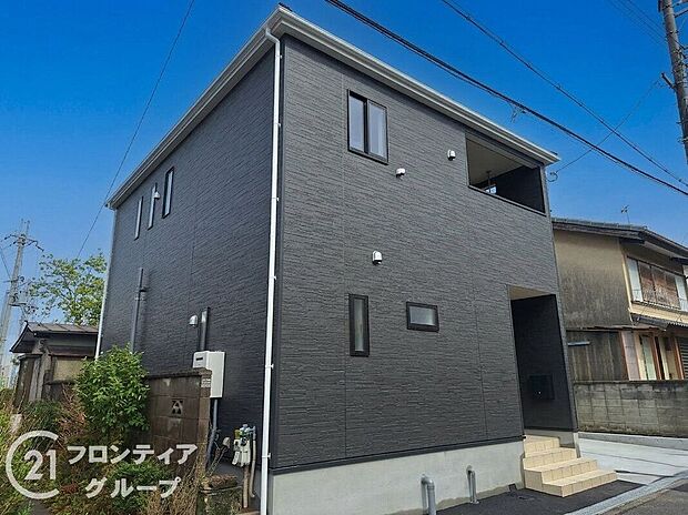 外壁は、汚れにくくメンテナンスのしやすいサイディング材を採用!色あせや日焼けが目立ちにくく、メンテナンス費用も軽減できます。また、ひび割れや破損に強いので安心してお住まいして頂けますね。