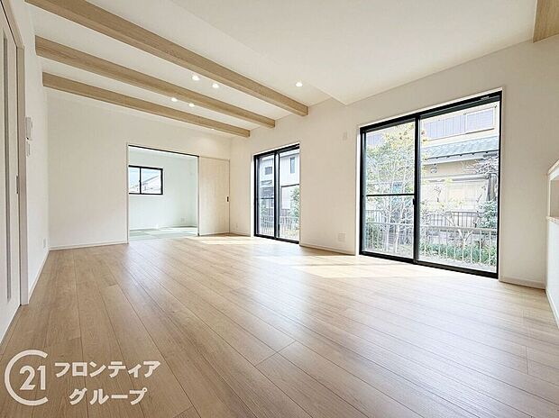 リビングは、広々とした空間で、家族や友人との時間を楽しむのにぴったりです。快適な居住空間を提供します。