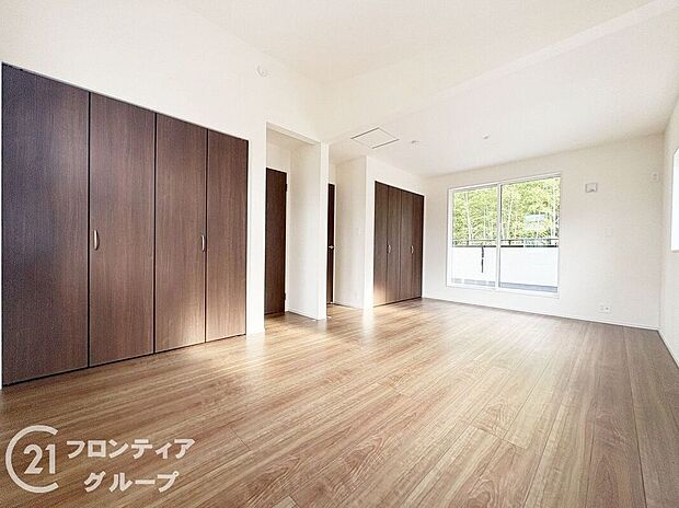 こちらのお部屋はバルコニーに面しており、日当たり、通風ともに良好です！お布団などもサッと干せて便利ですね！