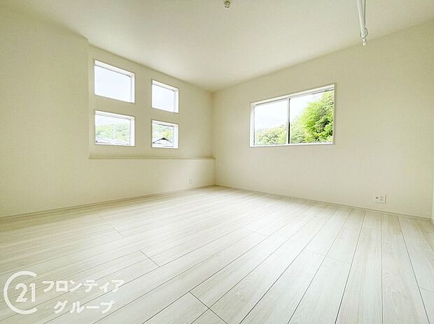 こちらのお部屋はバルコニーに面しており、日当たり、通風ともに良好です!お布団などもサッと干せて便利ですね!