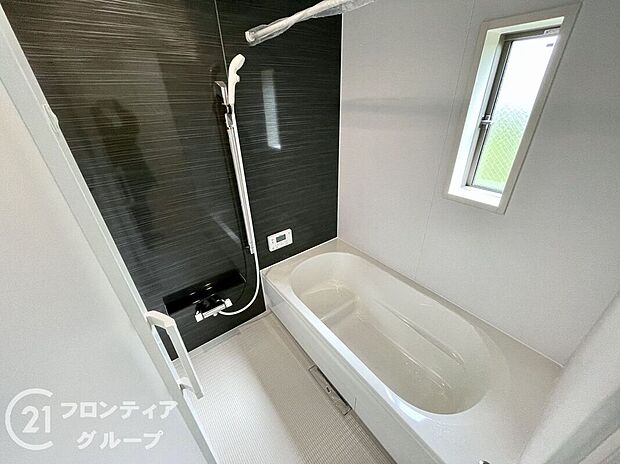 １坪以上の広々とした浴室には隠れた嬉しい設備がたっぷりついております。お掃除が楽にできたり、節水効果があったりと、バスタイムを快適にお過ごし頂けます！