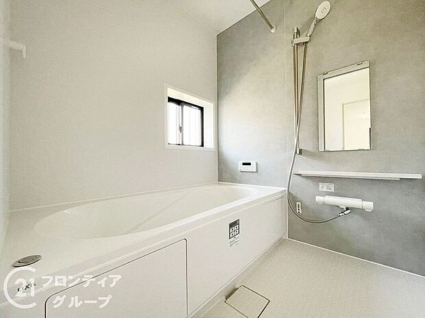 保温効果のある浴槽を採用しており、温かいお湯が長続き！1坪以上の広々とした空間なので、親子入浴や半身浴などに向いた浴室です！