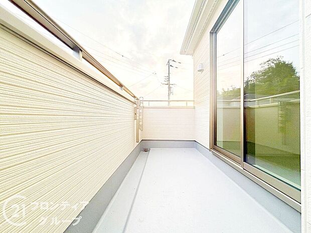 【バルコニー】日当たりの良いバルコニーは、お洗濯が多いときも安心！たくさん干してもカラっと乾きそうです！