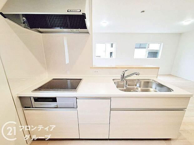 【キッチン】効率的に設計されたキッチンは作業スペースが広く、収納も豊富で使いやすさは◎です。シンプルでありながら機能的なデザインが、毎日の料理を快適にサポートします。掃除もしやすく、清潔感のある空間です。