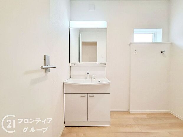 【洗面】小窓付きの洗面室は、毎朝心地よい光を運んでくれるので、すがすがしい気持ちで1日をスタートできます!