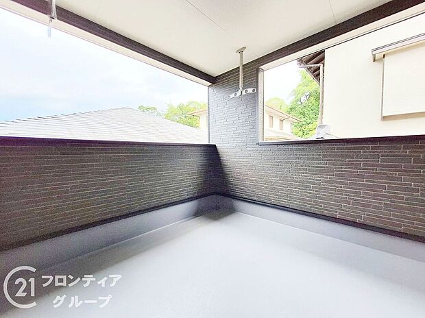 【バルコニー】開放感あふれる広々としたバルコニーは、テーブルやチェアを置いてくつろぎ空間としても活用可能。洗濯物もしっかり干せて、眺望や陽当たりも良好。ゆったりとした時間を過ごせる、ゆとりの魅力的なスペースです。