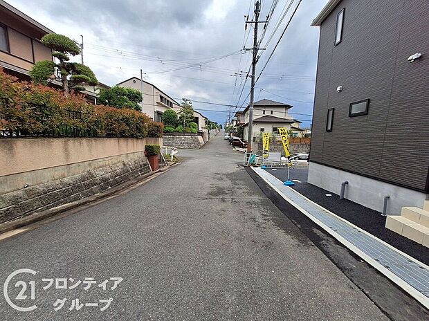 【前面道路含む外観】現地写真更新!現地ご案内とともに住宅ローンのご相談も承ります!実際の道路幅や雰囲気は、ぜひ一緒に現地で確認いたしましょう