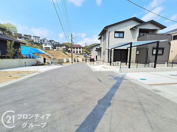 【前面道路含む外観】幅の広い前面道路と整った街並みが魅力の立地。車のすれ違いも問題なく、歩行者の通行も安全。住宅街としての美観も保たれており、毎日の生活がより快適になる、安心感ある環境が整っています。