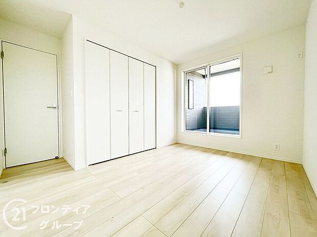 【寝室】ゆったりとした広さの寝室は、落ち着いた内装が魅力。窓からはやわらかな光が差し込み、心地よい朝を迎えられます。プライベートな時間をしっかり確保できる癒しの空間が整っており、安らぎのひとときを提供します。