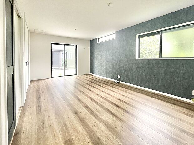 【リビング】明るく開放的18帖のリビングです。広々とした大きさ!窓が多いので室内の風通しも良好です。一家団らんの空間として快適にお過ごしいただけます