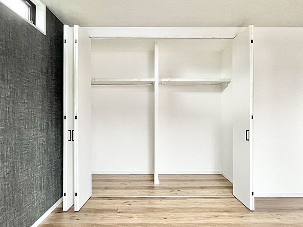 【収納】各居室収納スペースがございますのでお部屋を広くお使いいただけます。季節もののお洋服の収納などもでき、年中大活躍の収納スペースですね!