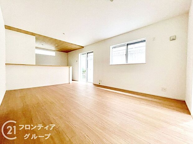 【リビング】フローリングにはキズの付きにくい特殊塗装を採用し、内装やドアの仕上げは、堂々とした木目で、木の温もりを感じながらお過ごしいただけますね。