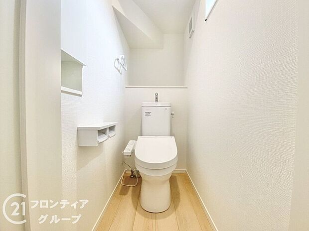 【トイレ】オート開閉のフタなので、手を触れず清潔・快適なトイレです！