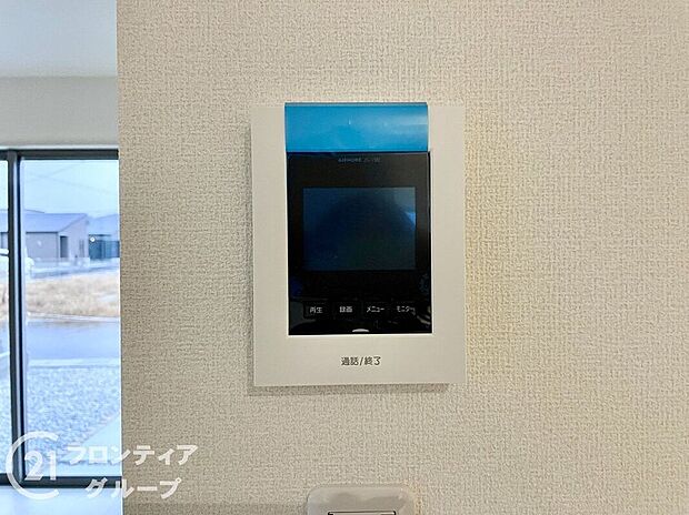 【防犯設備】ハンズフリー機能を備えたカラーモニターインターホンを採用！お料理中などで手が塞がっていても便利に応答可能です！夜間の映像確認機能もついていて、安心ですね！