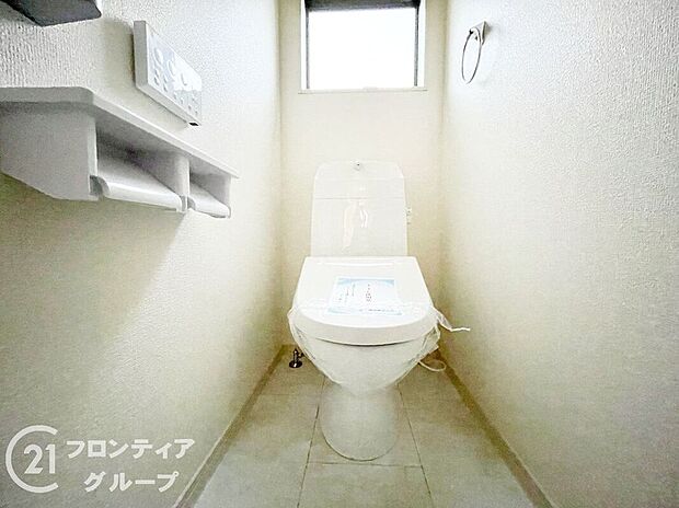 【トイレ】便器にふちがなく、汚れが隠れて見えない部分が極端に少なくなっており、お手入れも楽々！スピーディでパワフルな洗浄力を実現しています！