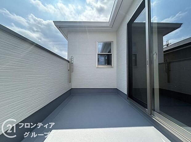 【バルコニー】開放感あふれる広々としたバルコニーは、テーブルやチェアを置いてくつろぎ空間としても活用可能。洗濯物もしっかり干せて、眺望や陽当たりも良好。暮らしにゆとりをプラスする魅力的なスペースです。